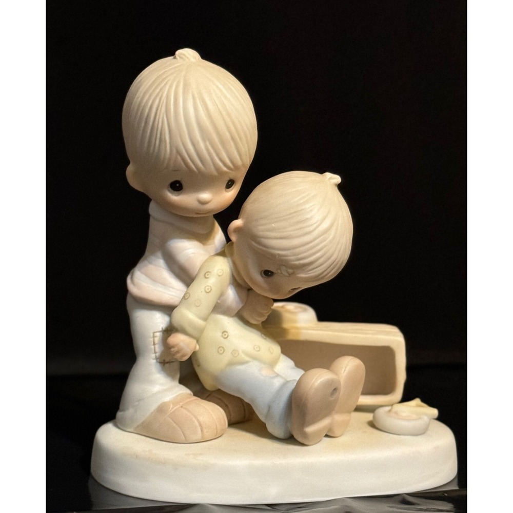 Precious Moments figurines "Love Lifted me"